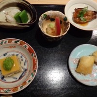 炭火割烹 いふき - 最初に数種類の小鉢が出されますが、どれもツマミに最適。
