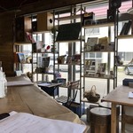 ログ - カウンター席、テーブル席ございます店内です。