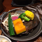 海鮮 日本酒 ほっこり - 彩り前菜下には鶏肉と焼き魚