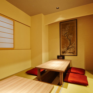 设有日式包间在简练明亮的日式空间享受愉快的用餐