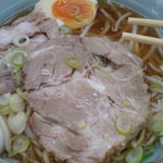 新発田ラーメン 蔦家 - 麺を覆うでかさ