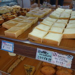 大友パン店 - 次から次へと売れます