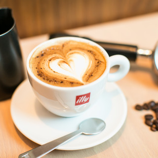「illy」100％使用のカフェテリア