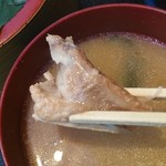 タカマル鮮魚店 - アラ汁の身もゴロリ