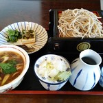 おそば美登利 - 鴨せいろCセット
一段目が蕎麦、二段目が麦切り