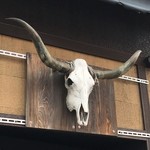 Soukeichijouryuugankoramenhachidaimechokkei - 店頭の牛頭蓋骨