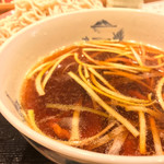 味奈登庵 - #食べログ的に撮るとこうなる。  
      別盛りにするとつゆプリタツでもらえるので、鴨は沈んでしまっているね。
      鴨そのものの大きさや味わいは、お値段どおりというところ。