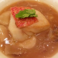 スーツァン・レストラン陳 渋谷店 - 恵比寿鯛の煎り焼き，濃厚スープと泡菜の香りソース添え