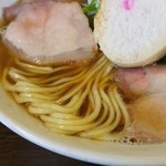 ラーメン 木曜日 - キレイな麺です。