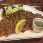 居酒屋 前 - ステーキも