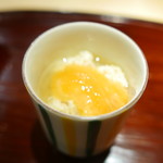 東麻布 天本 - あさり出汁茶碗蒸し、オホーツク毛ガニとこのこを乗せて