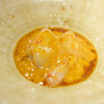 東麻布 天本 - ボタンエビ紹興酒漬け、黒雲丹乗せて