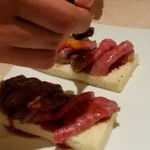 焼肉 銀座コバウ - 軽く焼いたパンにリブロースを乗せて、卵をかけて…
