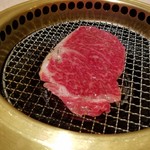 焼肉 銀座コバウ - サーロインをさっと炙って