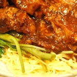 金燕楼 - 牛バラ角煮麺 ズーム