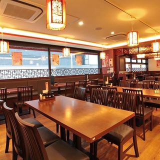 The calm, wood-grained interior of the restaurant is recommended for girls' gatherings and various banquets.