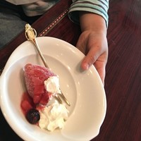 叙々苑 東京ドームシティ ラクーア店 - いちごの中にクリーム？