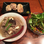 Yakitori Nihonshu Fukunotori - 鶏モモの藻塩焼きと牛バラ肉豆腐、サラダ