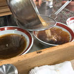 天神そば - お母さんがスープを作っています。（2017.6 byジプシーくん）