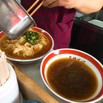 天神そば - 娘さんがトッピングしています。（2017.6 byジプシーくん）