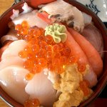 味処 日本海食堂 - 海の幸丼　1500円　ネタが2段重ねでびっくり！
