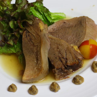 A delicious dish that will melt your cheeks [Tender steamed beef tongue]