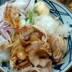 Marugame Seimen - こく旨豚しゃぶうどんは、冷たいぶっかけに豚しゃぶ、玉ねぎスライスとみじん切り玉ねぎ、マヨネーズがトッピング。