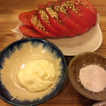 燻製バル けむりば - スライストマト　燻製マヨネーズ＋燻製塩