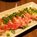 旬野菜と魚 琉球ダイニング ま・じゅん - 鶏タタキ