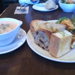 カフェ サルーテ - 具だくさんスープとパンの種類豊富なスープランチ