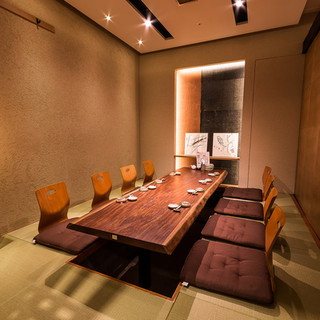 Directly connected to Sapporo Station Exit 16! We have small raised seats in private rooms.