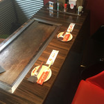 お好み焼 ゆかり - 外が見える横並びの席
