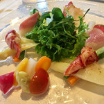 シェヌー - 「季節の野菜に囲まれた海老と北寄貝のサラダ」も美味しそう！