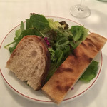 Torattoria Daru Birubante Jokondo - サラダとパン