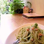 03 slow cafe - 春菊のジェノベーゼとメニューと中庭