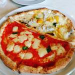 チーロ - 黄色トマトとしらすいかなごの魚醤ピザとマルガリータピザのハーフ