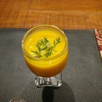 傳 - (2017年6月　訪問)人参スープ。出汁と人参の風味のバランスが良い感じでした。