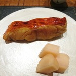 傳 - (2017年6月　訪問)金目照焼。とても良い火入れ。ふっくらで中心部が僅かにレアで美味しい。