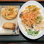 はなまるうどん  - コクうまサラダうどん中 530円、ごまいなり 100円、かき揚げ