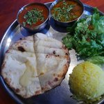 タンドールバル カマルプール - カレー２種（ポークキーマ＆チキン）＆ちーずクルチャ1080円（税込）ぱくちー多めで！