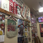 ぶち - 店内は、広島カープの記事やポスターで一杯でした。