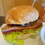 ダグズ・バーガー - ダグズ・カリフォルニアレーズン＆クランベリーハニーソース・ツナステーキバーガー