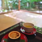 Tawaraya - 俵屋名物のわらび餅でお出迎え。