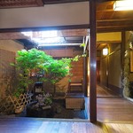 俵屋旅館 - 6月は茅の輪くぐりの伝習。玄関から坪庭を見る。