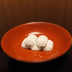 Tawaraya - これも俵屋の定番。和三盆で作られた俵型の干菓子「福俵」。就寝前に仲居さんがそっとテーブルに置いて下さいます。