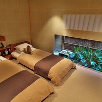 俵屋旅館 - 日本の伝統を意識して目線を低くした寝室。