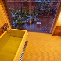 俵屋旅館 - 柔らかな地下水、そして高野槇の浴槽。宿泊者がみな驚く冷めないお風呂は俵屋のマジック。窓全開で半露天に。
