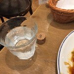 Le Bar a Vin 52 AZABU TOKYO - コルクの番号札を持ってレジで精算