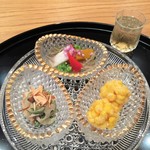 まき村 - 先付三点盛：赤ピーマン、南瓜、長芋、オクラ、若芽、蓴菜の酢の物、椎茸、蓮、いんげん、胡瓜の胡麻白和え、玉蜀黍の手毬揚げ）