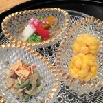 まき村 - 先付三点盛：赤ピーマン、南瓜、長芋、オクラ、若芽、蓴菜の酢の物、椎茸、蓮、いんげん、胡瓜の胡麻白和え、玉蜀黍の手毬揚げ）